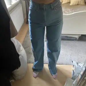 Långa, vida jeans från NA-KD, hög midja. Storlek 36