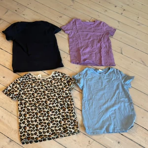 4 Arket t-shirts  - Jag säljer 4 Arket t-shirts i olika färger alla fyra har används men de är fortfarande i bra skick och har inga hål.Jag säljer dem för 20 kr styck. Det kostar 29 kr extra om du vill ha frakt.