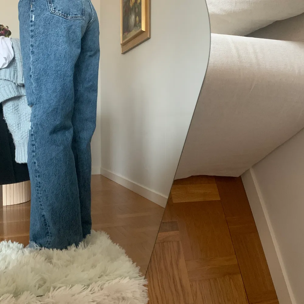Snygga zara jeans med hål på knäna, storlek 36 Köparen står för frakt 🥰. Jeans & Byxor.