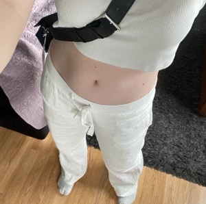 Alobha label linnebyxor - Jätte snygga linnebyxor från Lova Widerbergs märke Alobha Label. Mina favoritbyxor men måste tyvärr sälja för att de är i fel storlek. Använt endast 1 gång. Pris kan diskuteras.  Nypris: 699 kr❤️