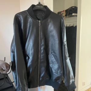 Oversize bomber (skinnimmitation) jacka - Använd en gång, köpt för 3 veckor sedan ca. Strl small men är oversize.