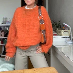 orange stickad - Så fin orange stickad tröja! Passar S-L skulle jag säga! Finns inga lappar, väldigt varm!