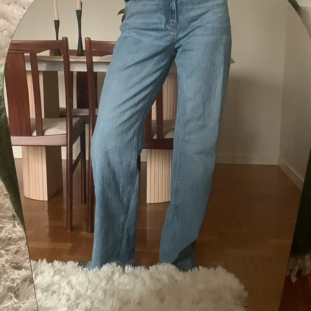 Snygga zara jeans med slitningar nertill, storlek 36. Knappt använda.  Fler bilder finns, köparen står för frakt 🥰. Jeans & Byxor.