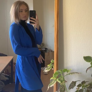 Kornblå kappa - Men nu ni!! En tunnare kappa i världens finaste blåa färg. Vill ha kvar men använder så sällan 