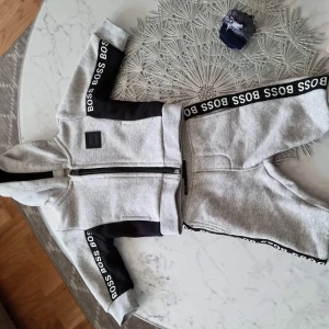 Hugo Boss kläder strl 62 - Hej säljer en grå Hugo Boss dress till barn som knappt är använd då mina barn har växt ifrån dom. 