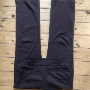 Kostymbyxor  - Mörkbruna lågmidjade kostymbyxor, jätte sköna!! Insydda (noggrant gjort så syns ej) så passar ca xs-s/m beroende på hur man vill att de ska sitta  Innerbenslängden är 78cm  Midjemåttet är 
