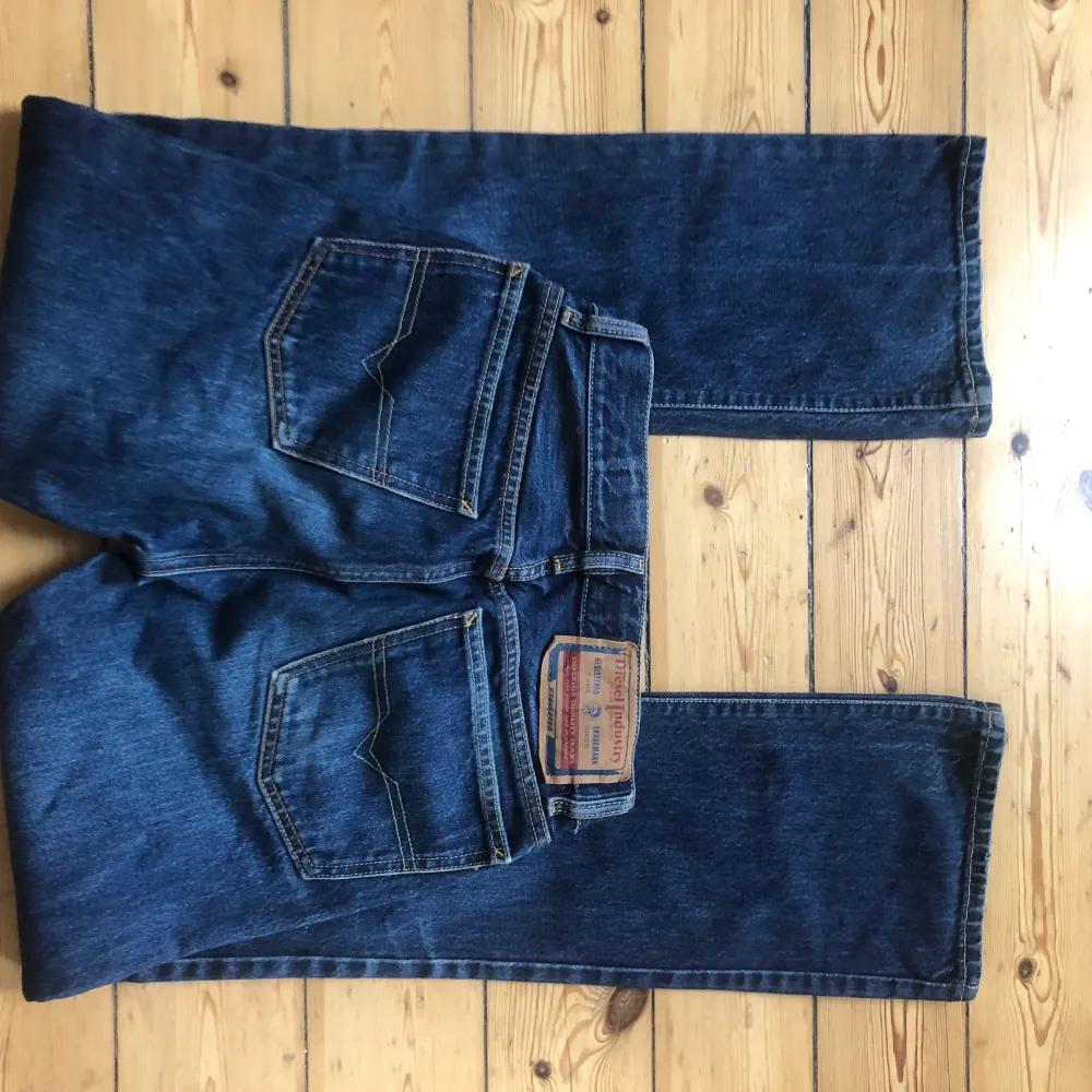 Så snygga vintage diesel jeans dessa var så länge mina favorit jeans!! Midrise 100% bomull, väldigt bra kvalitet! (Sista bilden är ba för att visa hur de sitter) . Jeans & Byxor.