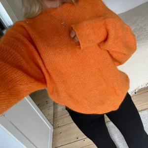 Tröja i mohair - Säljer denna superfina orangea tröja från Bik Bok i mohair. Supermysig och jättesnygg!