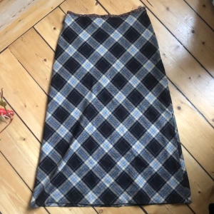 Kjol  - Jätte cool rutig kjol, mellan lång, perfekt till hösten!! Topp skick 45% ull så bra kvalitet!! 