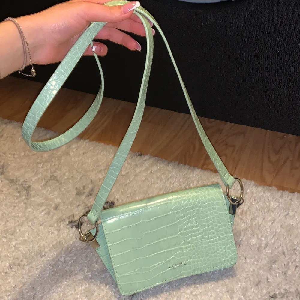 Jättesöt väska i mintgrön färg i perfekt oanvänd skick. Även ficka där inne. Väskor.