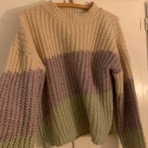 Stickad tröja  - Stickad tröja från asos, knappt använd, storlek S. Fler bilder finns Köparen står för frakt 🥰
