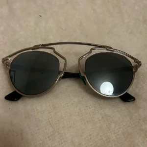 Dior solglasögon till superbra pris - Då jag inte har använt mig av dessa på ett par år är det dags att sälja, dessa är inköpta för ungefär 3500 kr men säljer för 1000 kr
