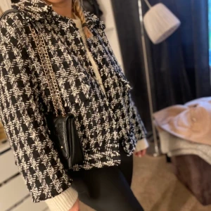 jacka  - snygg höstjacka med krage som är i S men funkar perfekt mellan xs-m