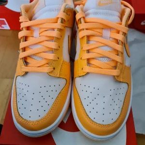 Nike dunk peach cream  - Säljer helt nya nike dunk peach cream i storlek 39 kvitto finns. Skickas mot fraktkostnad eller hämtas I Malmö 
