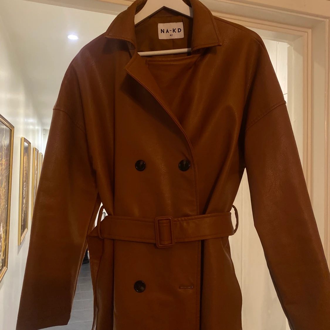 NA-KD läderkappa brun  - 90