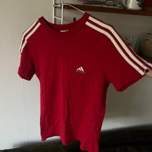 adidastshirt - Söt tisha från adidas. Jag e 179 så ni ser passform på mig på andra bildeeeen! 