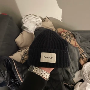 Dondup mössa - Fint skick lite nopprig men inget annat. Köpt på NK förra vintern inte så andvänd.