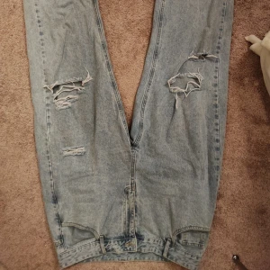 Jeans från Shein - Snygga jeans från shein med hål i knäna. Väldigt bekväma, bra kvalitet