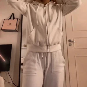 Vitt juicy couture sett - Säljer/byter vitt juicy couture sett💞en knapp på bakfickan är borta så man kan inte stänga ena fickan helt. Men det är ingenting som syns över huvud taget då det är på insidan av fickan💞kan tänka mig att byta mot en annan färg i strl xxs/xs oxå💞