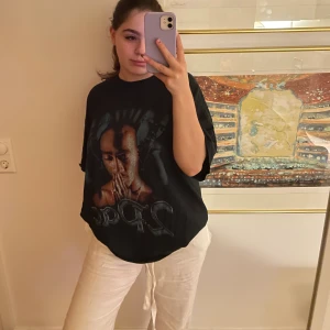 Biggie tshirr - Säljer min supersnygga baggy tupac tshirt från Urban outfitters❤️❤️❤️ Använd några få gånger❤️ Nyskick! Först till kvarn!