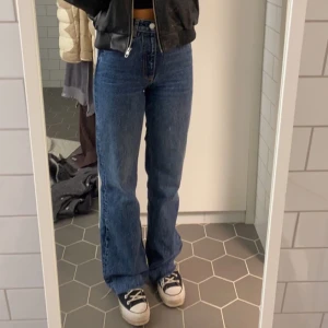 Mörkblå jeans - Supersnygga mörkblå jeans från Zara. Köpta för 399, använda 3 gånger (nyskick) 💙