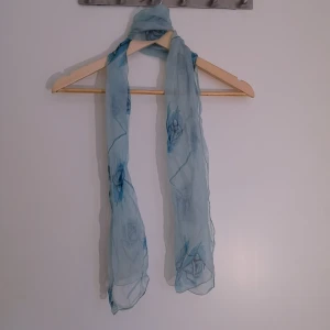 Vintage scarf - Vintage blå scarf med rosor på. 