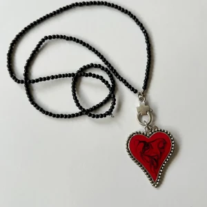 Halsband - Skitcoolt halsband med rött hjärta ❤️‍🔥Skickas i kuvert för 11kr, annars om du föredrar spårbart fixar vi det 🎸❤️‍🔥