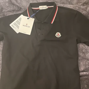 Moncler pike - Säljer en oanvänd moncler pike svart storlek M. Pris kan diskuteras, hmu.