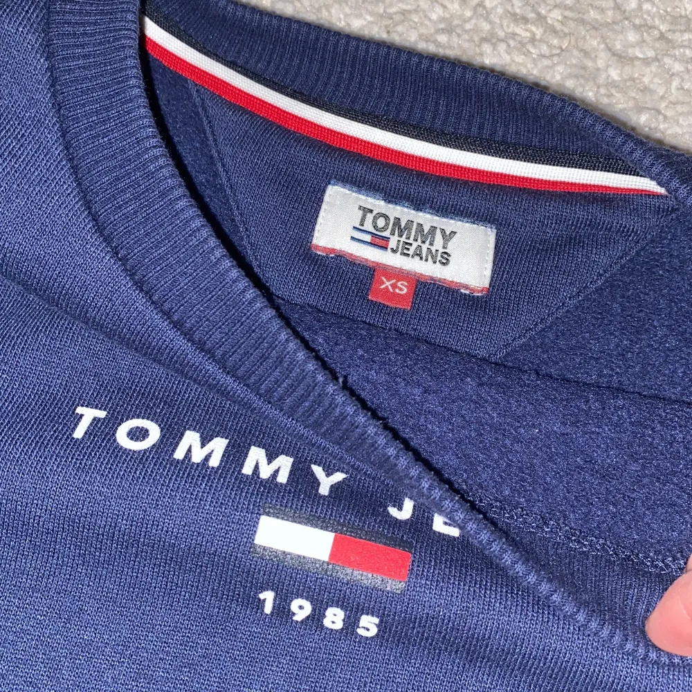 Blå sweatshirt från Tommy Hilfiger i superfint skick! Använd men utan synliga defekter! Storlek xs dam   Nypris 1100kr. Tröjor & Koftor.