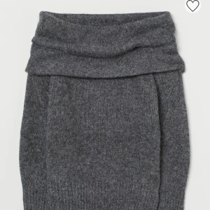 Stickad tröja  - Stickad offsholder tröja från H&M som aldrig är använd med prislappen kvar