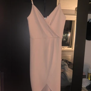 Nelly klänning - Ganska fin. Använt få gånger. Storlek S