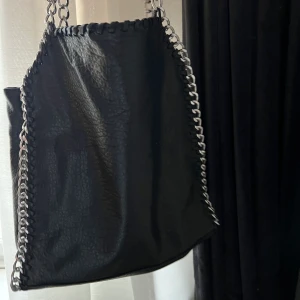 Tiamo väska - Klicka ej på köp nu!! Superfin väska från tiamo som tyvärr inte kommer till användning. Köpt ny på scorett för 500kr. Superrymlig och som ny 👌🏽