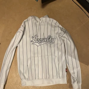 Randig hoodie - Köpt på new yorker för ca 400 säljer då jag alldrig använder den den är använd ca 5 gånger