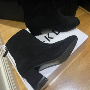 Svart mocka stövletter  - Svart stövletter i mocka liknande material, använda 1-2 gånger men det märks inte alls, ser ut som nya. Väldigt bekväm!!