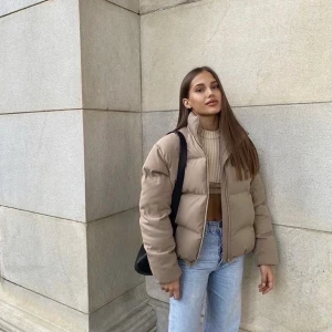 Pufferjacket beige - I nyskick. Åt det större håller i storleken. Vinter/höst 2022. (Första bilden är lånad)