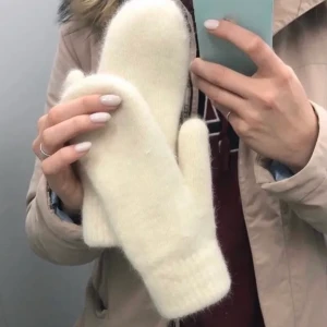 Tumvantar  - Säljer nu dessa super fina vantarna💓 perfekt nu till höst och vinter💓 håller värmen bra och är super söta💓(helt oanvända)💓 finns få exemplar så först till kvarn💓 