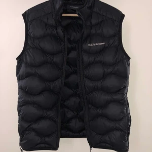 Väst - Västen är äkta och den är knappt använd, storleken på den är M