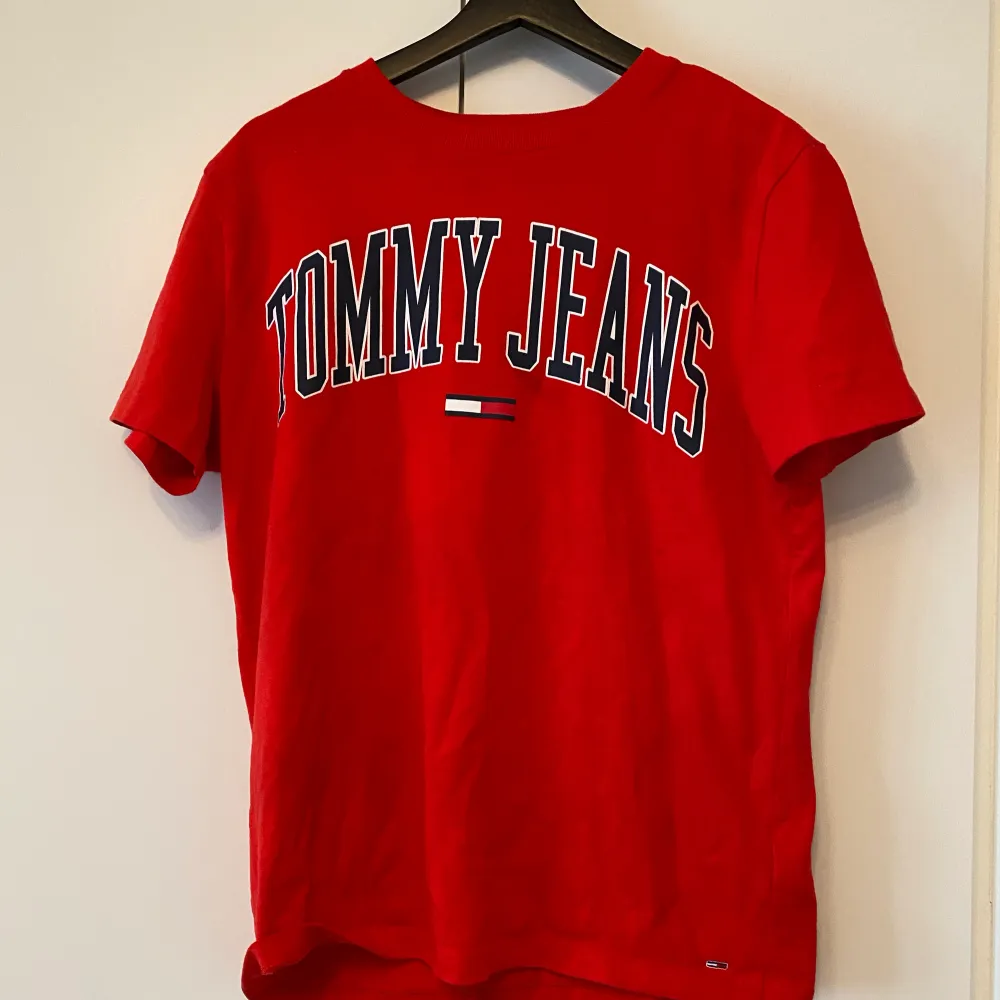 En röd Tommy hilfiger tröja i nytt skick i storlek s❤️. T-shirts.