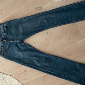 Levis 501 - Levis 501 Jeans  Storlek 32/34 och i perfekt skick. Retail 1100.   Hör av dig om du har frågor eller funderingar☃️
