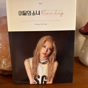 LOONA kim lip album  - loona solo kim lip album, pc ingår.  CD skivan är aldrig spelad. Albumet är helt i nyskick, knappt öppnat det.