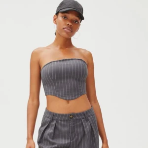 Jättefin topp från h&m - Helt ny och aldrig använd då det tyvärr inte passade mig:( helt slutsåld. Kan såklart skicka bilder på min om så önskas🥰storlek 34!