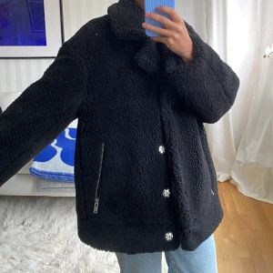 Weekday teddyjacka, S (oversize) - Varm och supergossig teddyjacka i S-M från Weekday, oversize så får plats med tjocktröja under. 