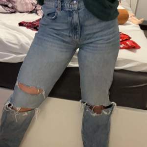 Säljer mina Gina Tricot jeans eftersom dom aldrig kommer till användning tyvärr. Jeansen är snygga med fina hål och extremt sköna