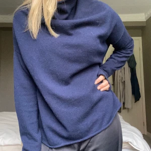 Blå tröja - Supersnygg lite oversized lång blå tröja från hunkydory! Skit snygg till ett par svarta jeans