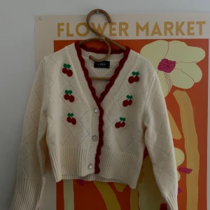 Gullig Kofta  - Aldrig använd pga för liten - nyskick Liten i storlek