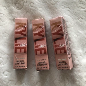 Kylie cosmetics  - Tre helt oandvända Kylie lipgloss. Säljer pga att jag inte ändvänder läppglans. Ord pris 190kr men jag säljer 1 för 80kr 2 för 130kr 3 för 170kr. Gratis frakt om man köper mer än en .