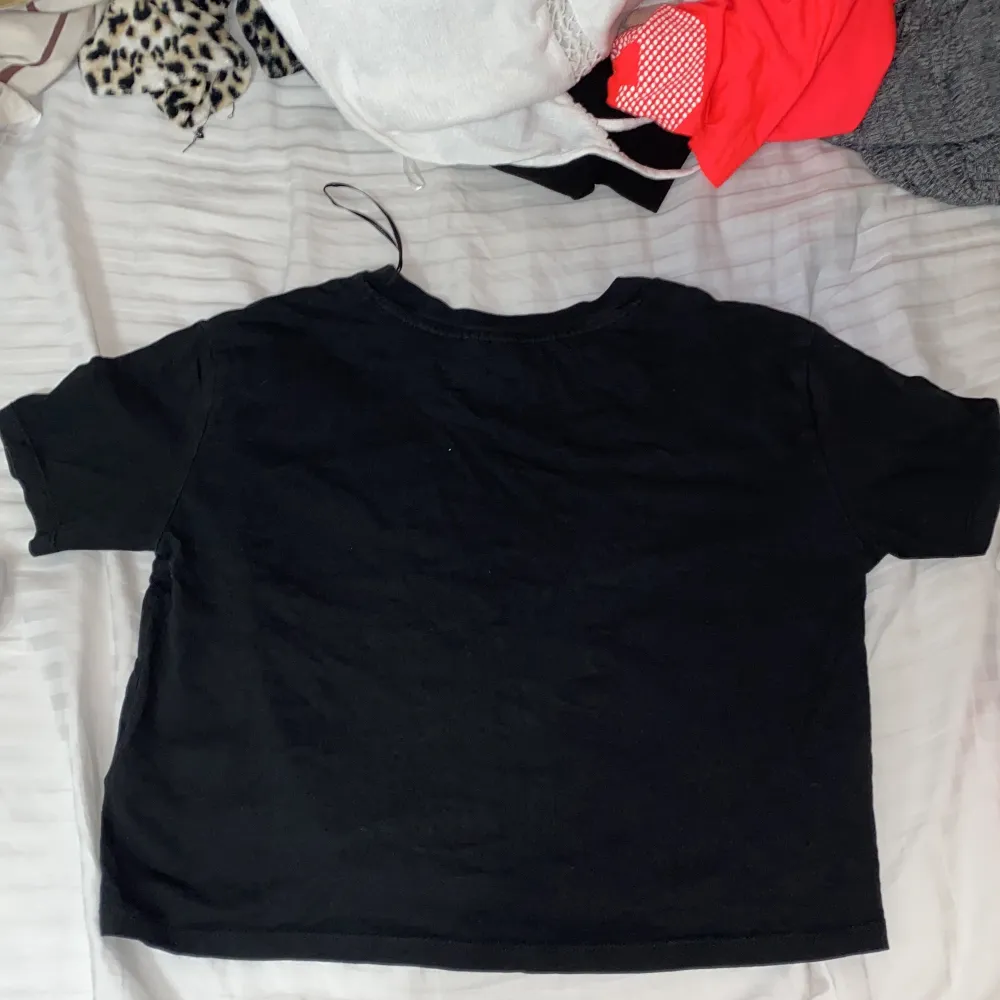 En jättefin svart tröja som har ett tryck. Är i storlek XS. Köparen står för frakten ❤️. T-shirts.