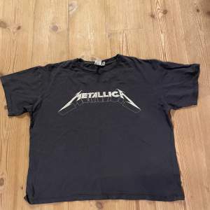 Grå Metallica tröja från H&M, inte använd ofta. 