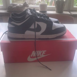 Nike dunks - Säljer mina dunks i storlek 41 för att jag är inte så förtjust i dom och dom är väldigt lite använda, ytterst lite crease på skorna. Jag kan tvätta skorna noggrant innan leverans. Kan sälja skorna för billigare!
