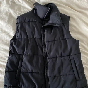 Bikbok väst  - Storlek M, har använt utan bälte men det finns med. Mkt sparsamt använd. 